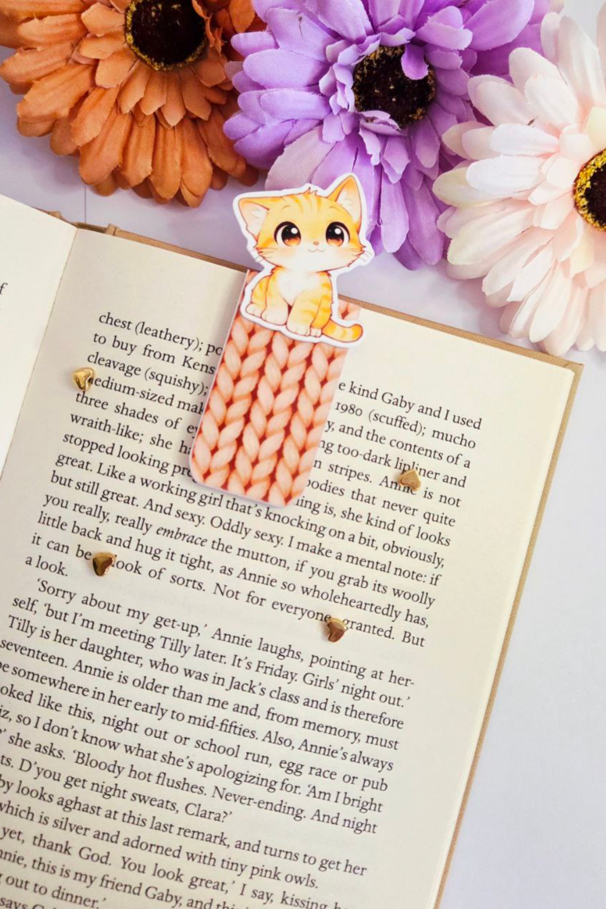 Cozy Amber Cat – Magnetic Bookmark